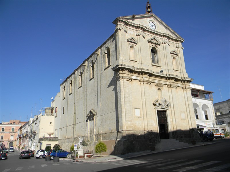 Chiesa San Michele con statua