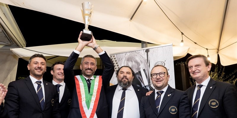 Angelo Loreto alza la coppa al cielo Angelo Loreto alza la coppa al cielo