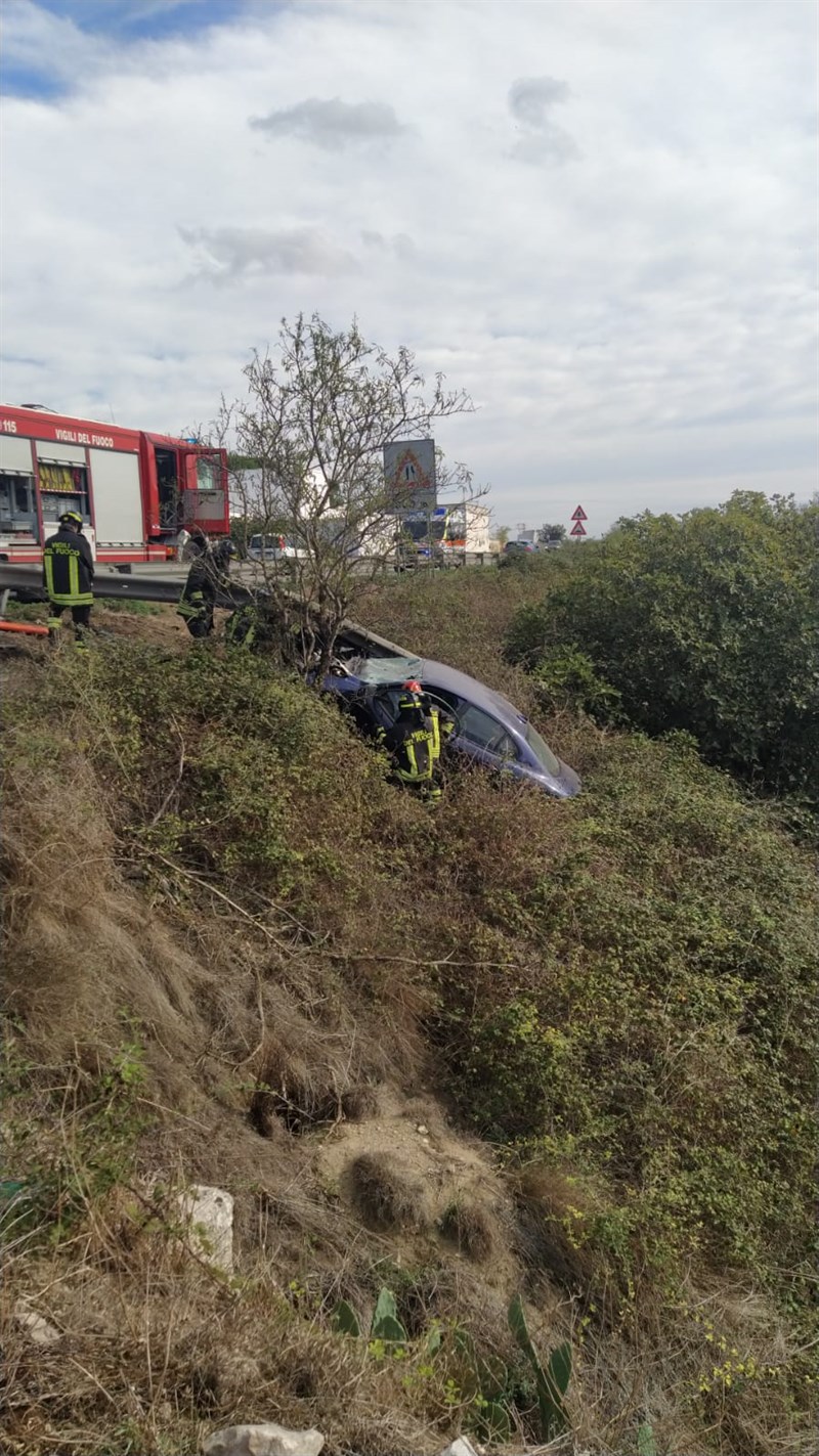 Auto nella scarpata: incidente mortale sulla statale 100