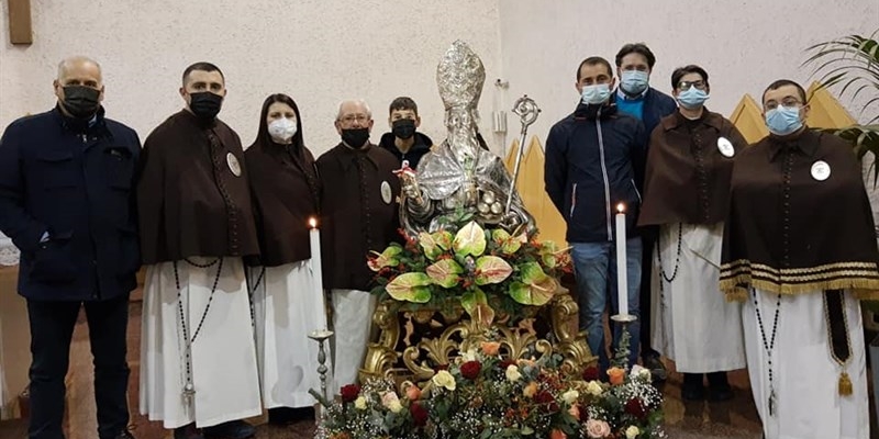 Il simulacro di San Nicola con la confraternita di San Francesco Da Paola Il simulacro di San Nicola con la confraternita di San Francesco Da Paola