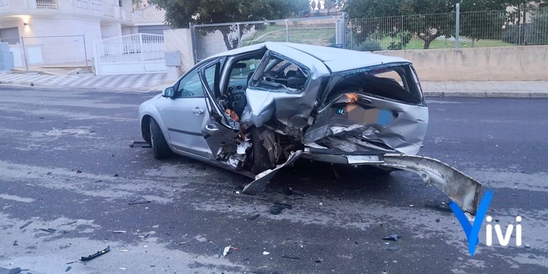 Incidente nel centro abitato, tre le auto coinvolte