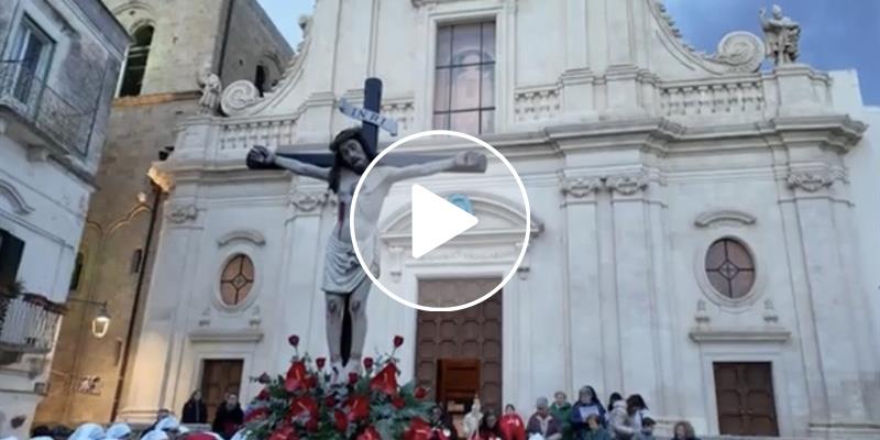 Crocifisso ligneo in processione: non accadeva da 50 anni