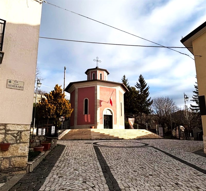 Monumento ai caduti di Limmari con targa stradale