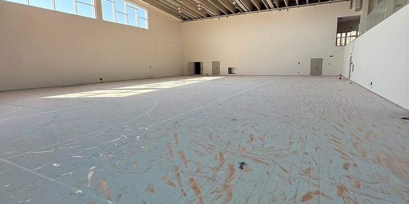 Raid vandalico nel nuovo Palazzetto dello Sport: svuotati gli estintori sul parquet