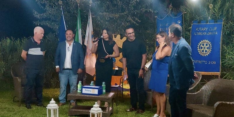 Al centro la presidente del Rotary Club, l'avvocato Panettieri Al centro la presidente del Rotary Club, l'avvocato Panettieri