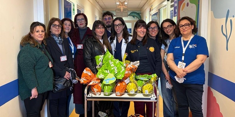 Uova di Pasqua e sorrisi al reparto Nadia Toffa