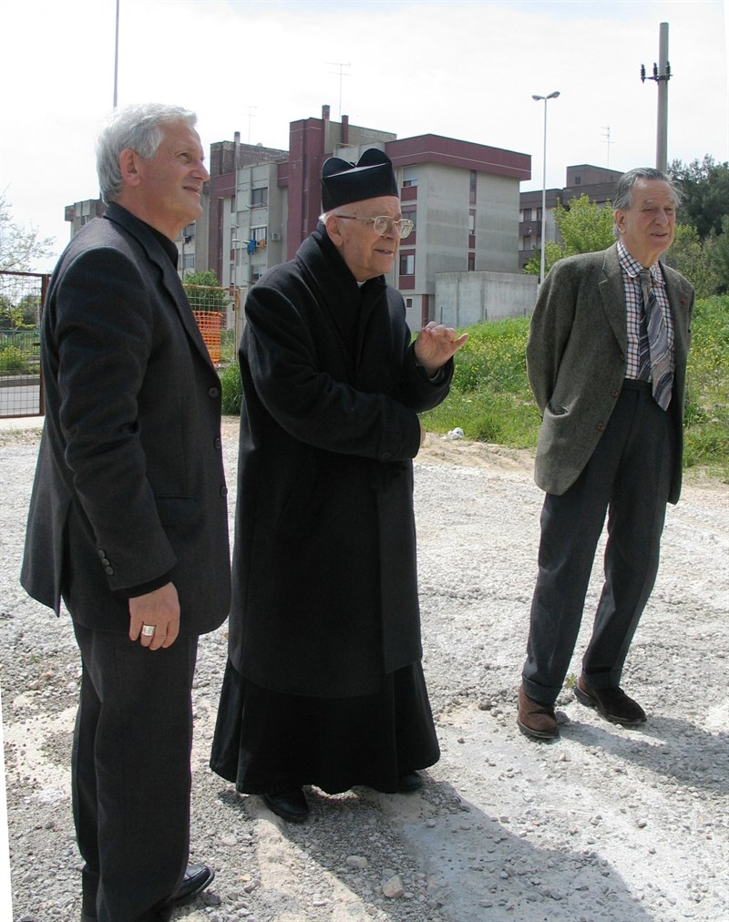 sopralluogo alla costruenda chiesa con il vescovo di allora monsignor Pietro Maria Fragnelli, il compianto monsignor Leonardo Molfetta e l'architetto Paolo Portoghesi  