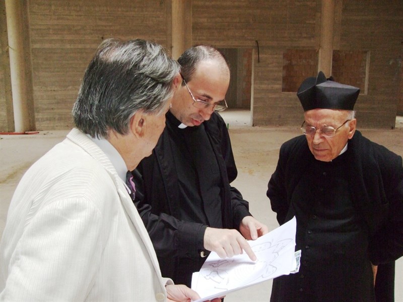 Sopralluogo dell'architetto Portoghesi alla chiesa in costruzione  