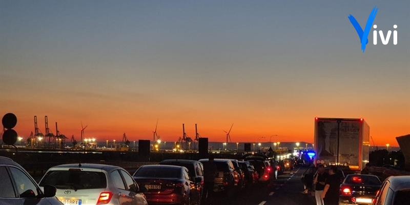 Auto ribaltata sulla statale 106: traffico in tilt
