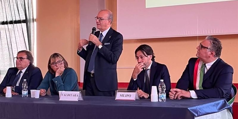 Il ministro Valditara in visita allo Sforza di Palagiano