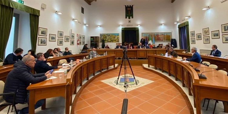 Consiglio Comunale a Massafra: approvato il Bilancio Consolidato, dibattito sulla vertenza Polibeck