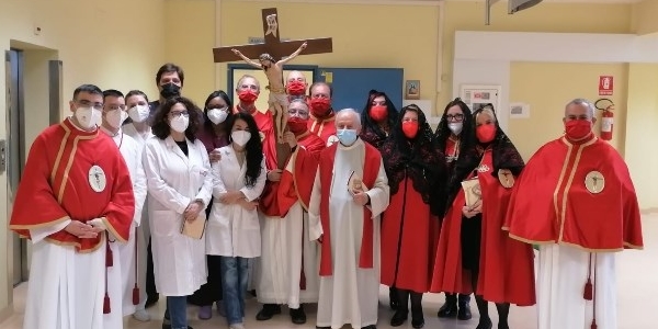 Via Crucis in ospedale con la confraternita del Santissimo Crocifisso