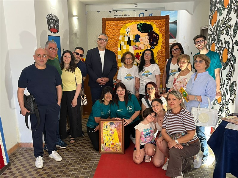 Arte e tradizione a Palagiano, inaugurate due opere all'uncinetto