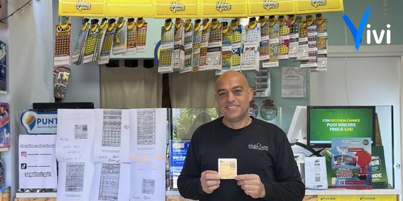 Il titolare di Pausa Caffè mostra il biglietto vincente