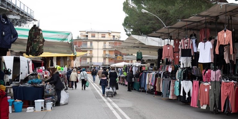 Mercato settimanale Mercato settimanale