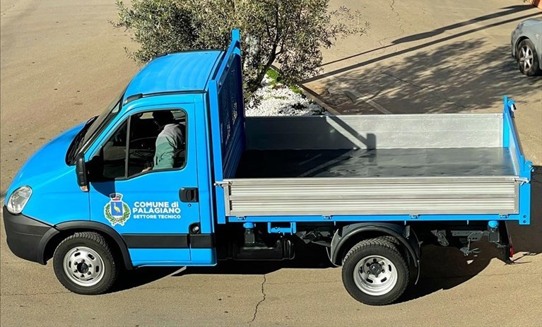 Il nuovo autocarro comunale Il nuovo autocarro comunale