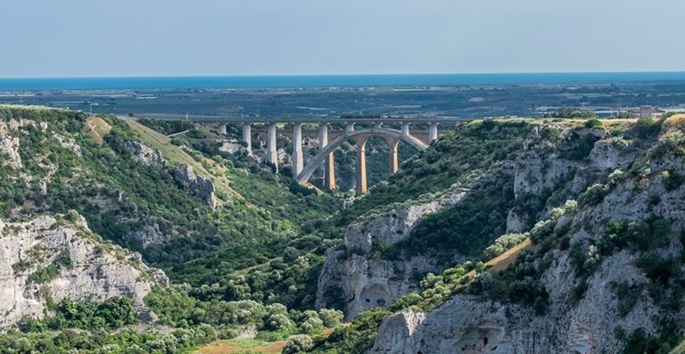 La Gravina di Castellaneta e il mar Jonio La Gravina di Castellaneta e il mar Jonio