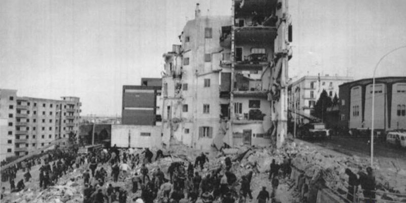 Il palazzo crollato il 7 febbraio del 1985 Il palazzo crollato il 7 febbraio del 1985