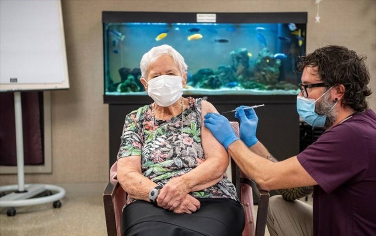 Vaccini anti Covid, via alle prenotazioni per gli over 80 a Taranto: ecco come fare