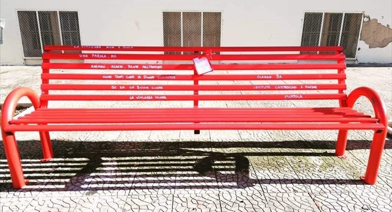La panchina rossa di piazza Semeraro