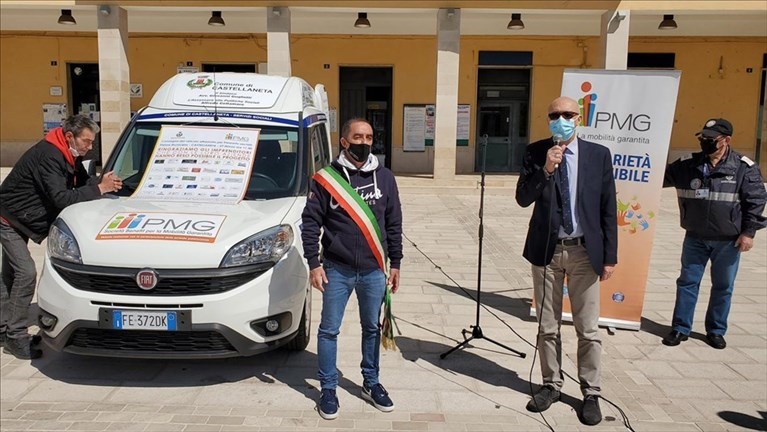 Castellaneta, consegnato un nuovo taxi sociale