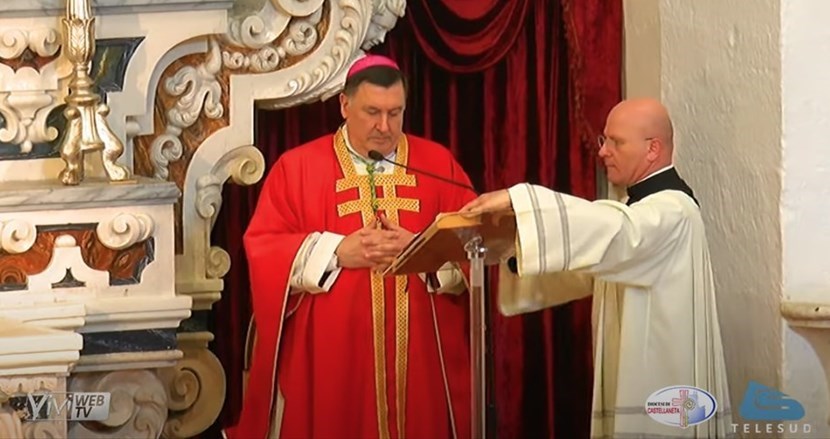 Monsignor Maniago durante la celebrazione del Venerdì Santo del 2020