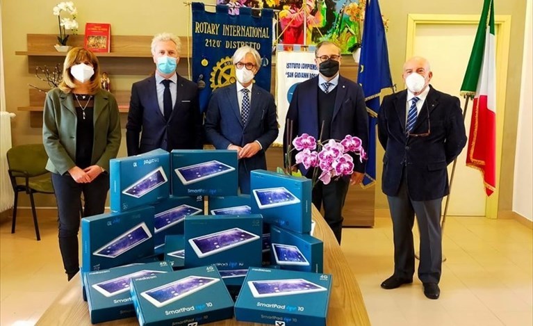 Dal Rotary Club Massafra tablet in dono per gli studenti della San Giovanni Bosco