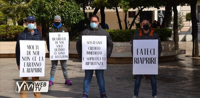 La protesta pacifica degli autonomi La protesta pacifica degli autonomi