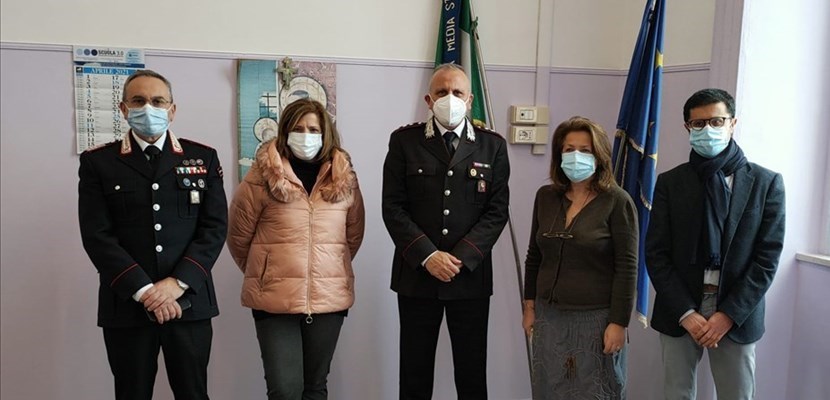 I rischi del cyberbullismo: gli alunni della Surico a lezione con i carabinieri di Castellaneta