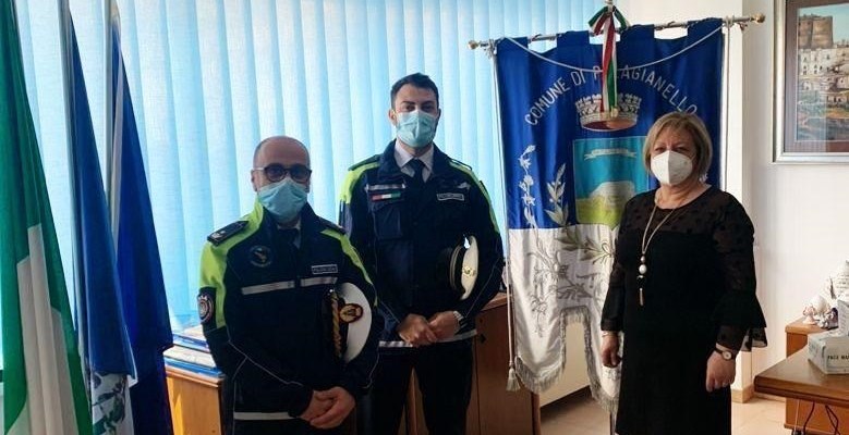 Il sindaco Borracci, il comandante Tagliente ed il nuovo agente di Polizia Locale