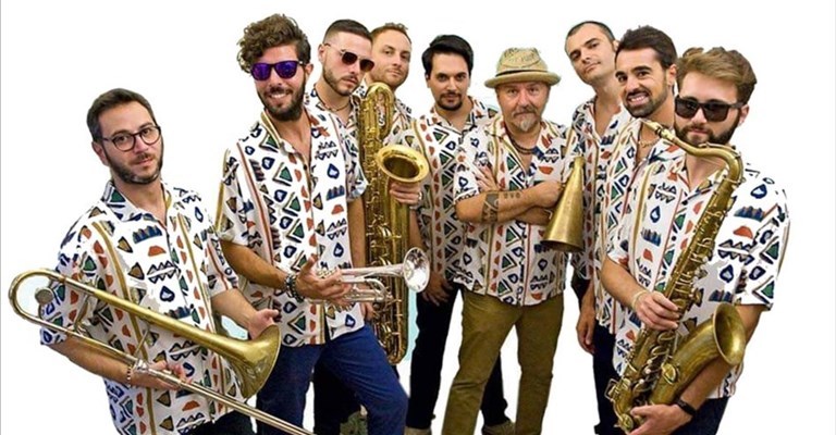 I Nitrophoska presentano "Puerteme nu bicchiere"