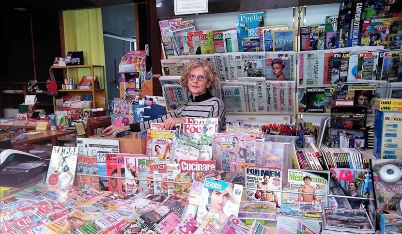 La signora Vita Ranaldi al suo posto di lavoro in libreria