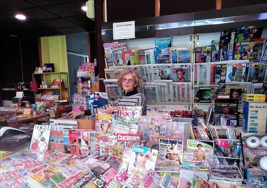 La signora Vita Ranaldi al suo posto di lavoro in libreria