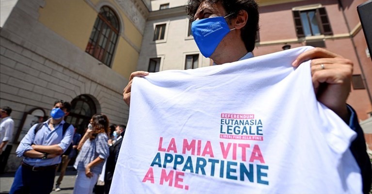 Raccolta firme per il Referendum Eutanasia Legale Raccolta firme per il Referendum Eutanasia Legale