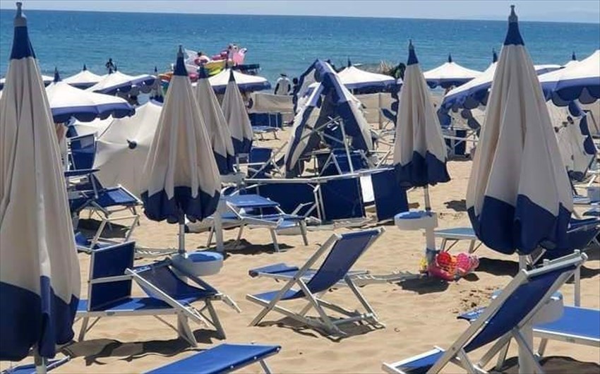 Tromba d'aria al lido Onda Blu