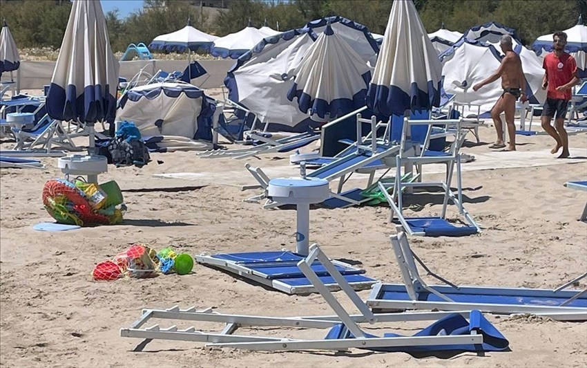 Tromba d'aria al lido Onda Blu