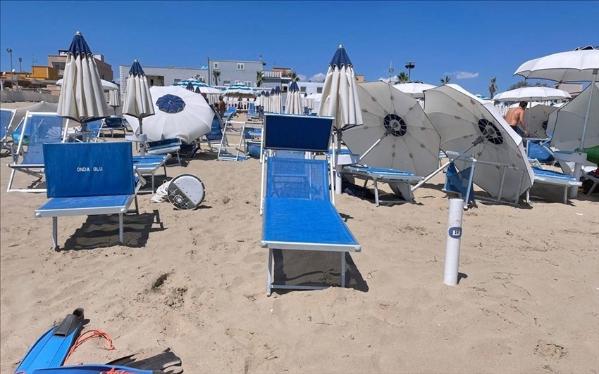 Tromba d'aria al lido Onda Blu