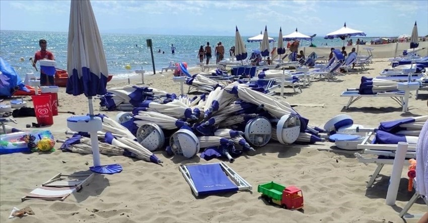 Tromba d'aria al lido Onda Blu