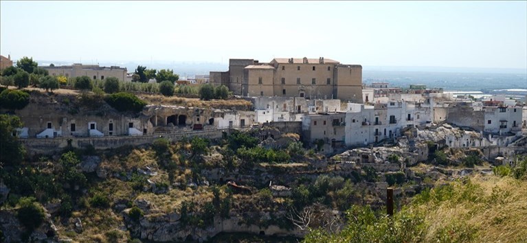 Il centro storico e la gravina di Palagianello