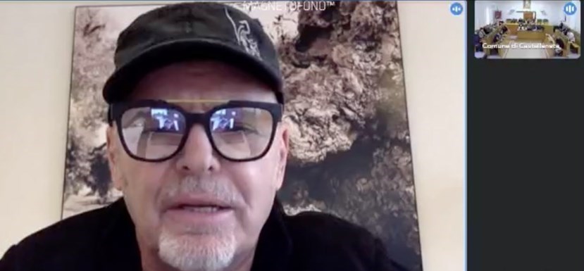 Vasco Rossi in video conferenza con il Consiglio comunale di Castellaneta