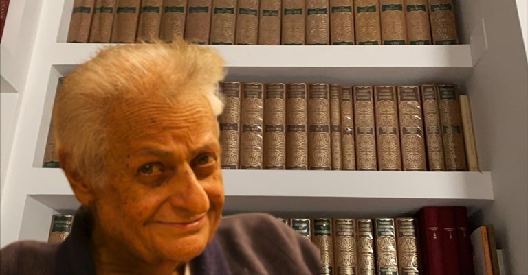 Il prof. Orazio Santoro e la sua libreria Il prof. Orazio Santoro e la sua libreria