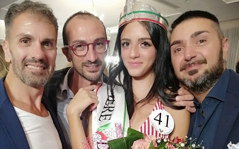 La vincitrice e i componenti della "Jonica Eventi" La vincitrice e i componenti della "Jonica Eventi"