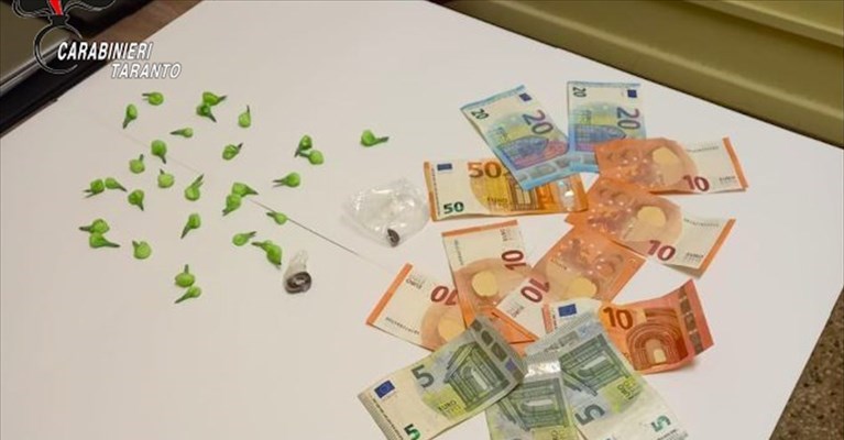 Palagiano, scappa dai carabinieri e getta la "coca" su un tetto: arrestato