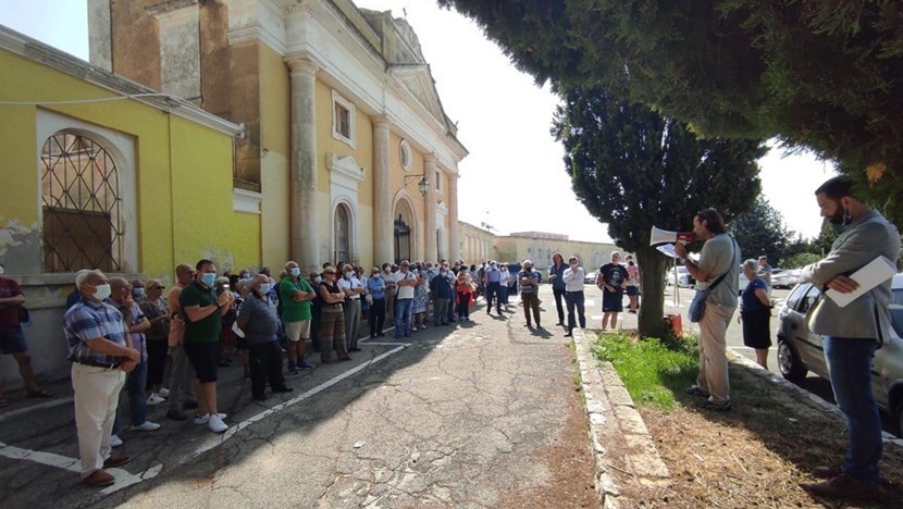 Sit-in presso il cimitero comunale di Castellaneta