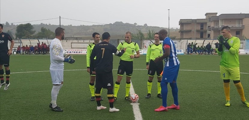 Le due squadre a centrocampo Le due squadre a centrocampo