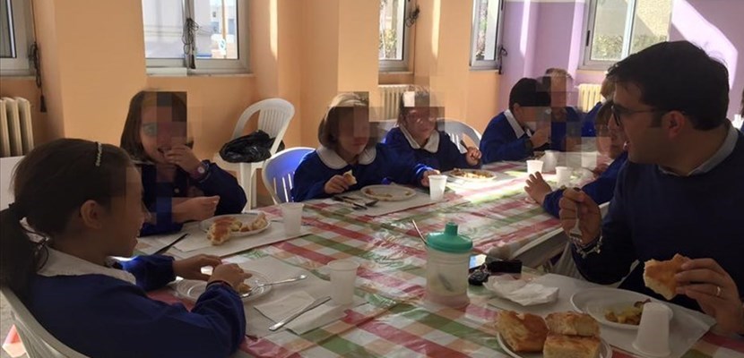 Il sindaco Gugliotti a pranzo con i bimbi