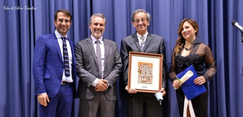 Foto di gruppo con il premiato di quest