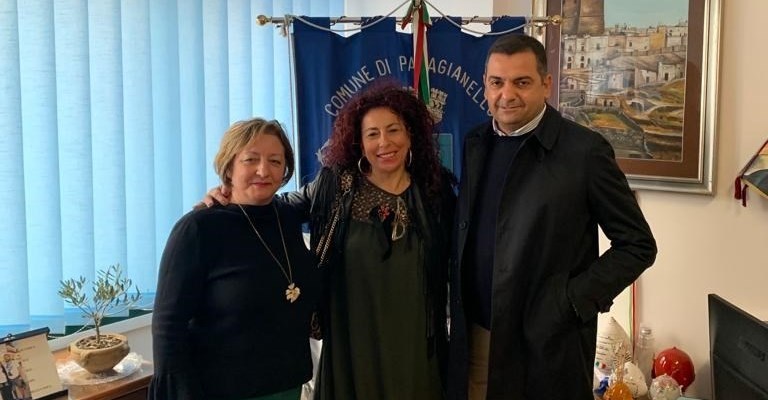 Francesca Grazia Santoro a fianco del sindaco Maria Rosaria Borracci e del presidente del Consiglio Antonio Coriglione