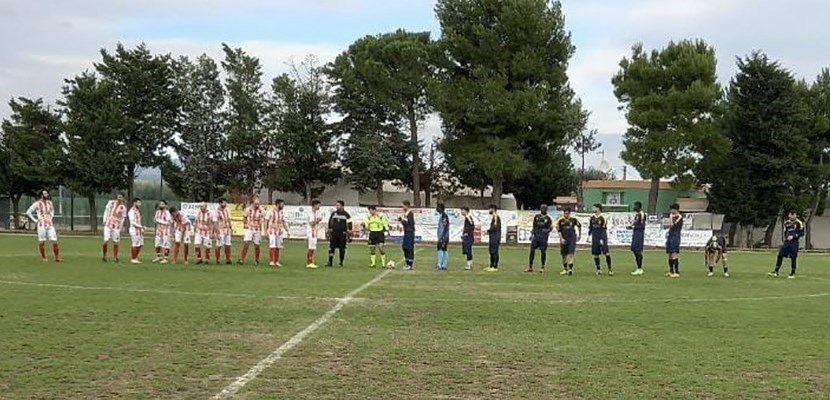 Le due squadre a centrocampo Le due squadre a centrocampo