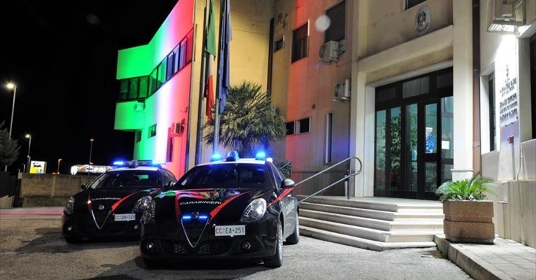 Il Tricolore illumina la Caserma dei Carabinieri di Massafra